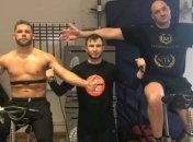 Известный боксер пошутил, что у его друзей коронавирус, и их сняли с рейса