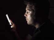 Можно ли "сидеть" в телефоне в темноте