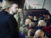 Кроме родных и близких на церемонию прощания, пришел и украинский лидер с женой