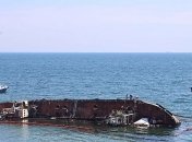 Статус катастрофы: из затонувшего танкера в Одессе снова вытекла нефть 