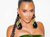 В зеленом боди с "кубиками": Ким Кардашян похвасталась  оригинальным рождественским костюмом (фото)