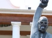 Президент Зимбабве открыл памятник самому себе