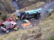 В Боливии автобус упал с обрыва: 15 погибших