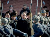 Володимир Путін приймає військовий парад під стінами Кремля