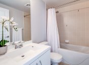 На шторках в ванной могут быть бактерии