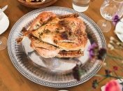 Рецепт дня: вкусная курица, запеченная целиком в духовке 