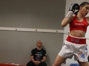 Девушка-боксер усадила соперницу на пятую точку (видео)