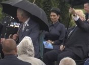 Порыв ветра сделал из зонта Джонсона “спутниковую тарелку“ на траурной церемонии в Англии (видео)