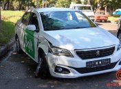 В результате опрокидывания автомобиля такси в Днепре пострадал водитель