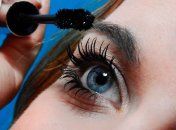 Вчені розповіли, чому шкідливо користуватись тушшю кожного дня