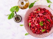 Простой салат с изюмом