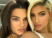 Кайли Дженнер показала редкие детские фото с сестрой Кендалл 