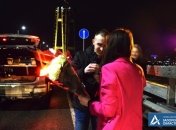 Андрій зробив пропозицію руки та серця своїй коханій Марині на новому вантовому мості