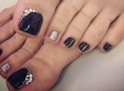Педикюр 2019: элегантный дизайн с черным оттенком