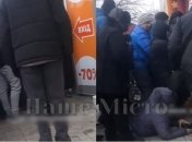 Одну женщину едва не затоптали: в Каменском толпа устроила штурм секонд-хенда (видео)