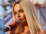Даша Астафьева поцеловала девушек на сцене в Одессе