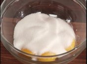 Лимонный десерт с черничной подливкой