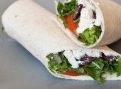 Греческий салат в необычной подаче - в лаваше