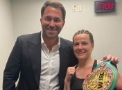 Девушка-боксер едва не выбила соперницу за пределы ринга (видео)