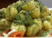 Салат из молодого картофеля с лососем