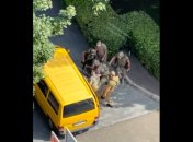 Сотрудники военкомата жестко задержали мужчину в Одессе: теперь их отправят на фронт (видео)