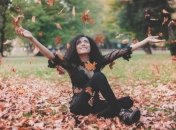 Не прячьте далеко в шкаф: модные летние вещи, которые останутся в тренде и осенью