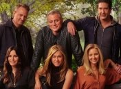 Кортни Кокс прятала сценарий в раковине, а Энистон и Швиммер были влюблены: что интересного хранил в себе сериал "Друзья"