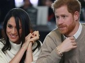 На руке Меган Маркл заметили браслет с бриллиантовым крестиком 