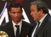 Болельщики забросали дом Платини 61 мячом в поддержку Роналду