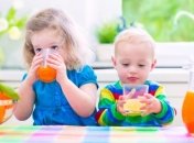 Ученые рассказали чем фруктовый сок опасен для детей