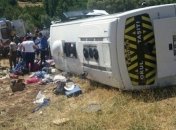 В результате ДТП в Турции перевернулся автобус, много пострадавших