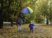 Прогулка мамы и сына