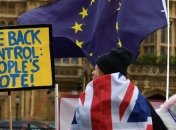 Британский парламент проголосовал против 8 вариантов Brexit