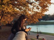 Девушка со смартфоном