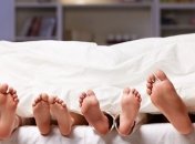 Стало известно, почему люди высовывают ступни из-под одеяла