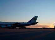 Безоружный американец спокойно проник на президентский самолет: детали ЧП на базе в США