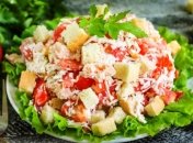 Салат з помідорів, сиру та сухариків готується просто