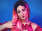"Малиновые волосы": 18-летняя Анна Тринчер поддержала подростков новым синглом