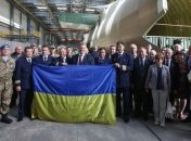 Порошенко получил в подарок украинский флаг от экипажа "Мрии"