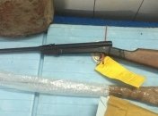 Иностранец хотел вывезти из Украины антикварное оружие и утюги