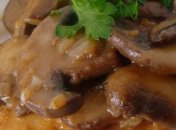 Тушеная курица с грибами в вине