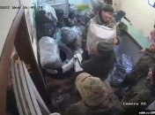 Російські солдати відправляють награбоване в Україні додому