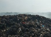 На Николаевщине пожарные вторые сутки борются с огнем на мусорном полигоне