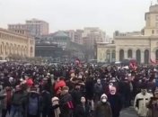 Заблокировали здание правительства и трассу: в Армении с новой силой требуют отставки Пашиняна (видео)