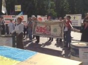 Под Радой митингующие требуют доллар по 5 гривен