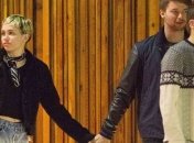 Влюбленный Сайрус и Шварценеггер побывали в Диснейленде. Фото