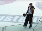 Судья потерял семь зубов после попадания шайбы в лицо, но нашел в этом и плюс (видео)