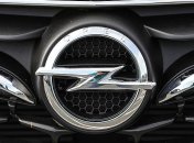 В Opel решили слегка обновить фирменный логотип
