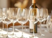 З ідеально чистих бокалів набагато приємніше пити (зображення створено за допомогою ШІ)