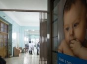 Девушка родила ребенка в кустах, обернула пленкой и ушла